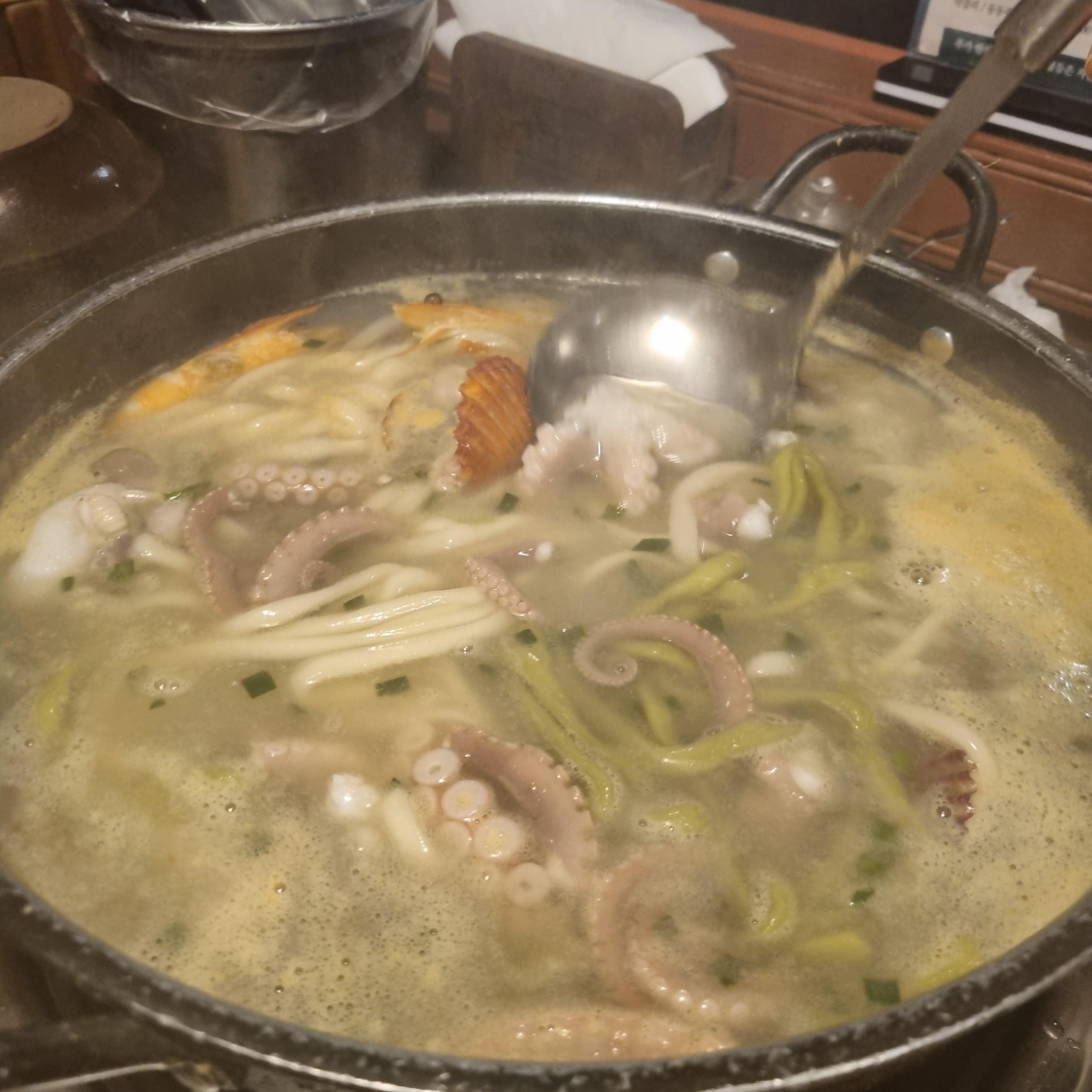 완성된 해물칼국수