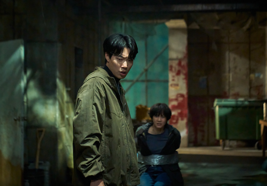 영화 계시록, 제압당한 연희와 권양래의 이야길 듣는 민찬