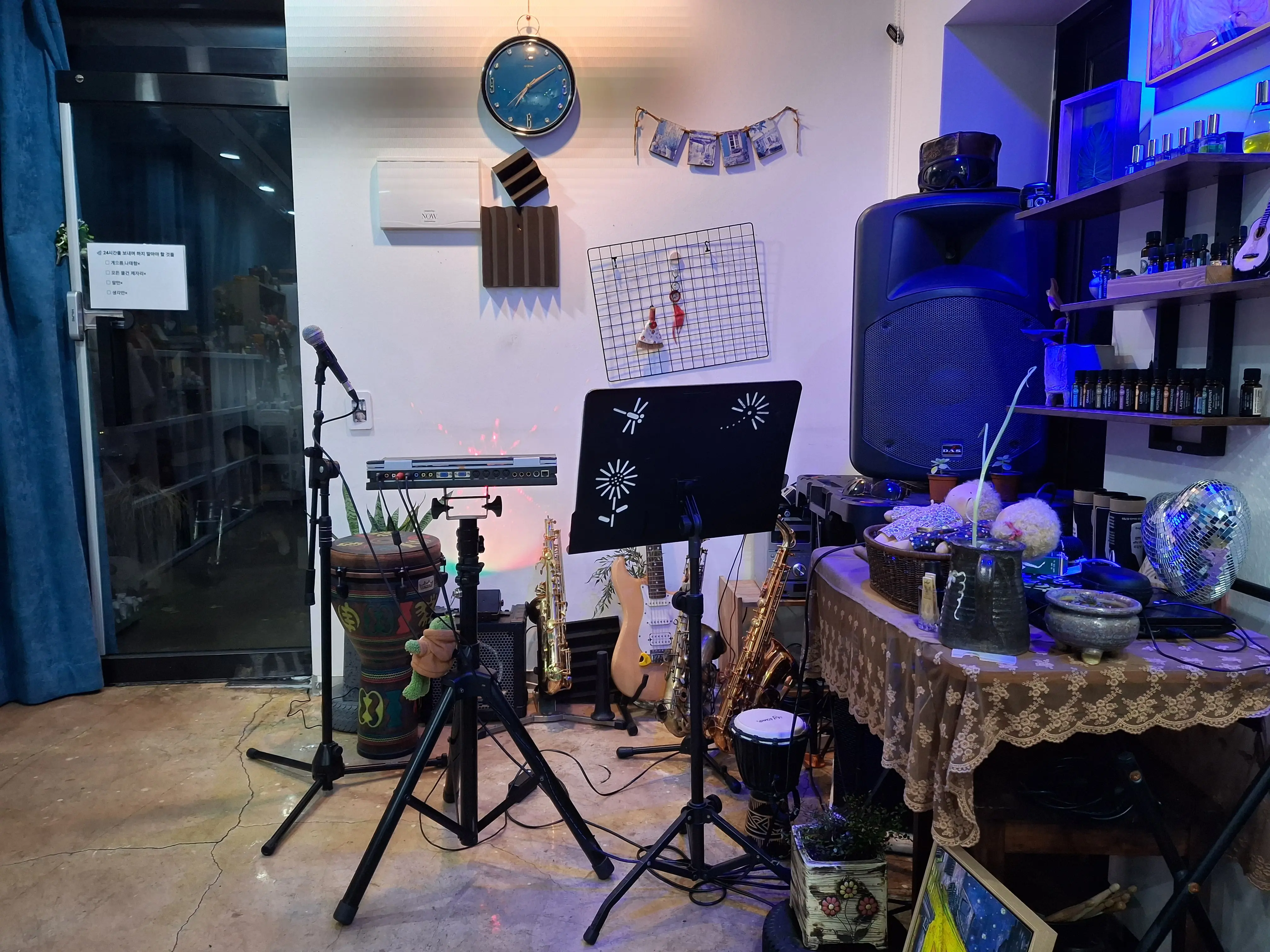 음향과 반주기가 있는 연주실 전경
