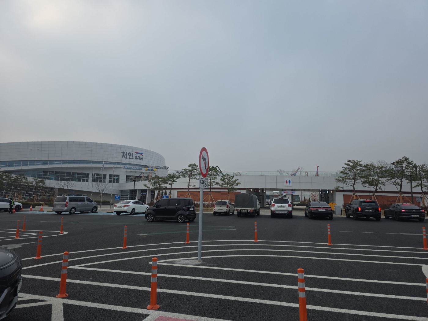 넓은 주차장과 외관