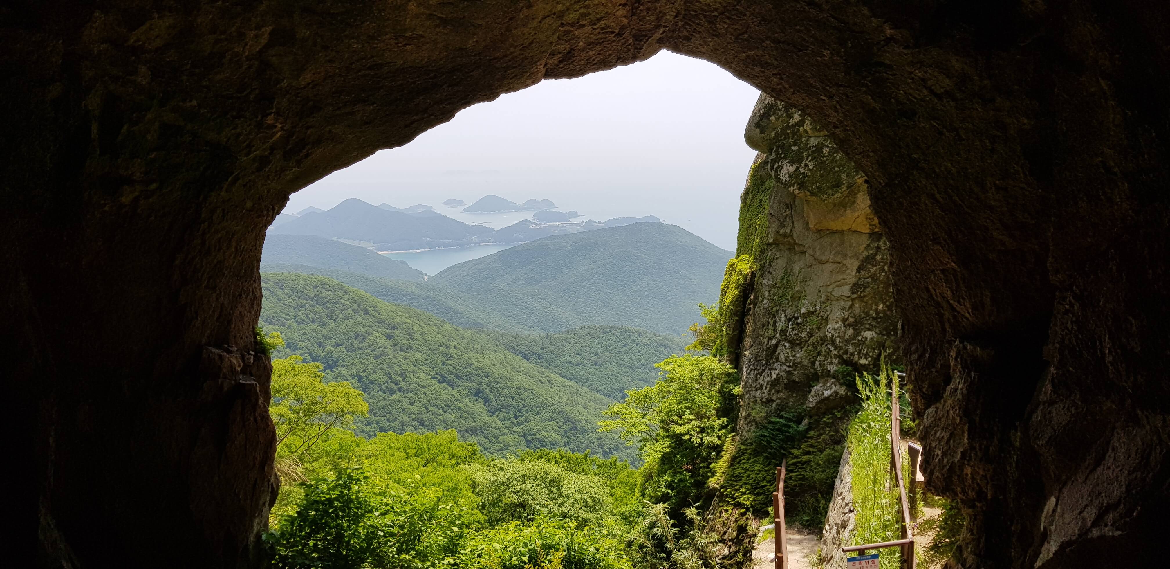 금산 쌍홍문에서 바라본 한려해상국립공원