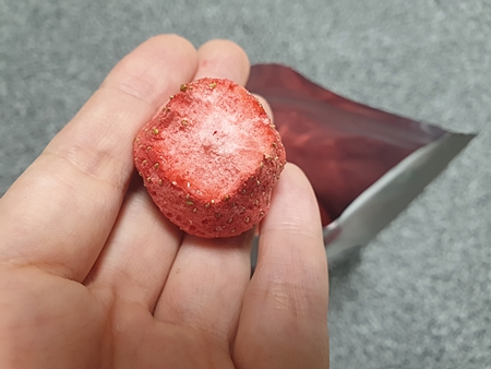 딸기칩 한입 먹은 모습