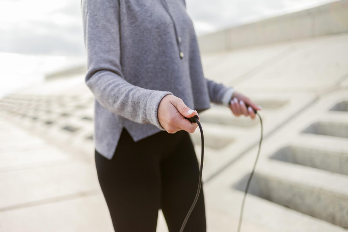 줄넘기를-하는-여성