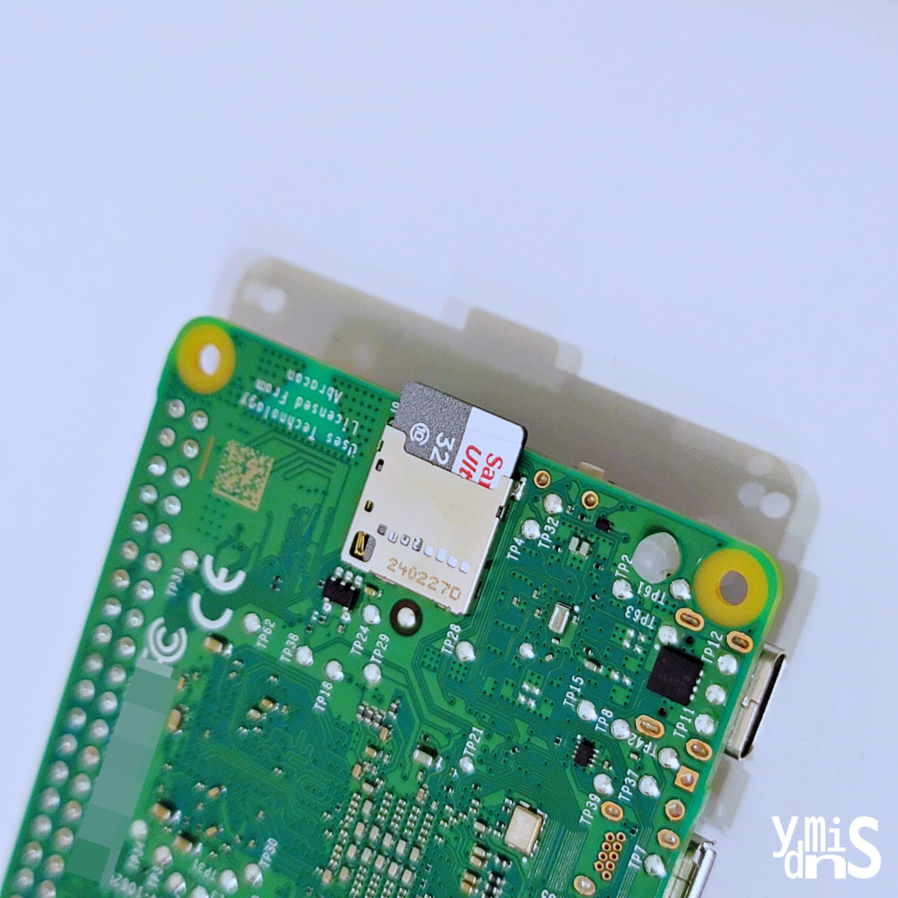 Personla Server Build - Raspberry Pi 초기 세팅 - 라즈베리파이에 SD카드가 장착 완료된 모습이다.