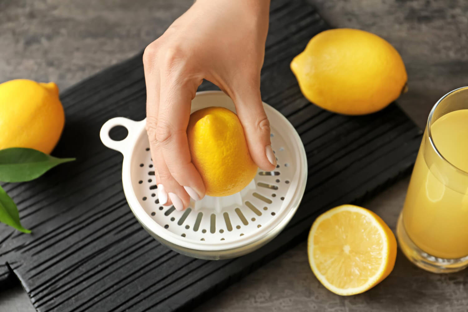 레몬즙기를-이용하여-레몬즙짜기
