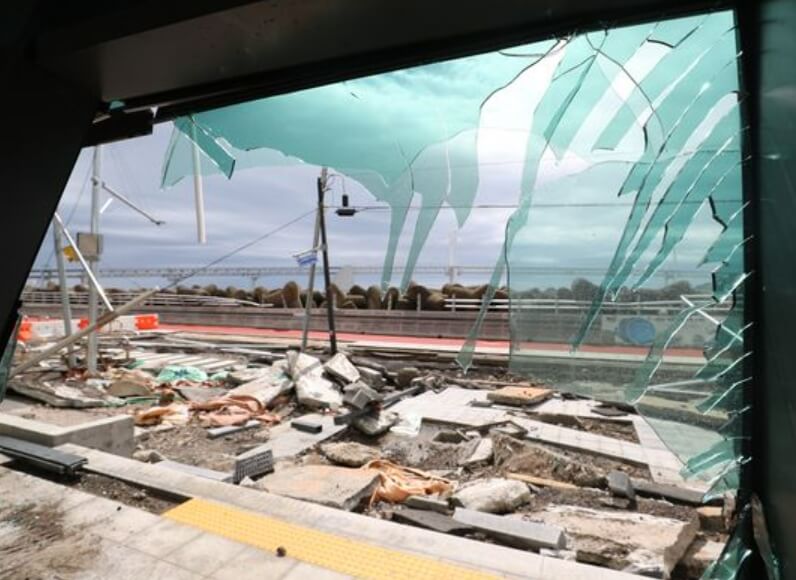 바닷가 근처 상가의 깨진 유리창