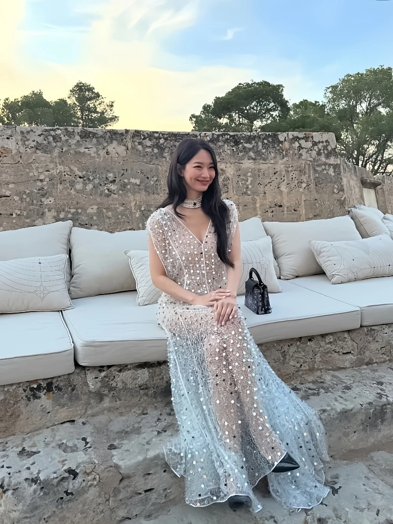 신민아, 루이비통, 신민아 루이비통, 신민아 패션, 신민아 드레스, 루이비통 앰버서더, 루이비통 하이 주얼리, 셀럽 패션, 셀럽 스타일, 마드리드 패션쇼, 실버 드레스, 시퀸 드레스, 연예인 공항패션