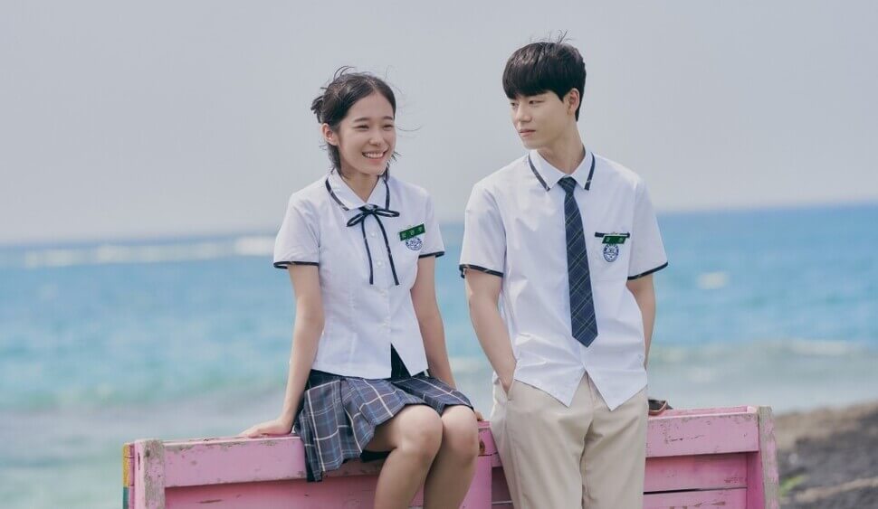 남녀 주인공이 바닷가에서 미소를 지으며 대화하고있는 모습