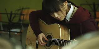 영화 한공주의 여자 주인공이 기타를 치고 있는 장면