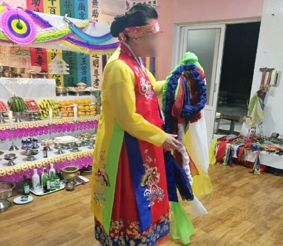 천궁불사 선생님 한복입고 굿하는 모습