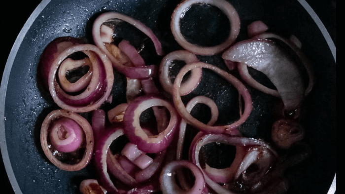 양파를 익히는 사진