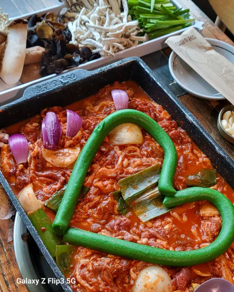 우와한 식당 오리주물럭 오리 버섯 부추
