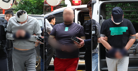 인천 송도국제도시 길거리에서 지인을 흉기로 찔러 살해하려 한 혐의 등을 받는 20~40대 일당의 주범(왼쪽)과 공범이 지난 29일 오후 인천 미추홀구 인천지법에서 열린 구속 전 피의자 심문(영장실질심문)에 출석하고 있다. [사진=뉴시스]