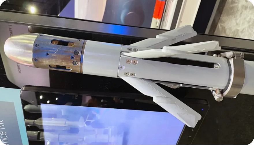 추가적인 적외선 센서가 장착된 듀얼 모드의 APKWS II 로켓의 목업 모습