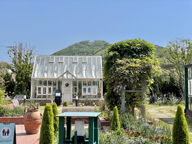 정원-옆에는-하얀색-유리온실이-있었습니다.