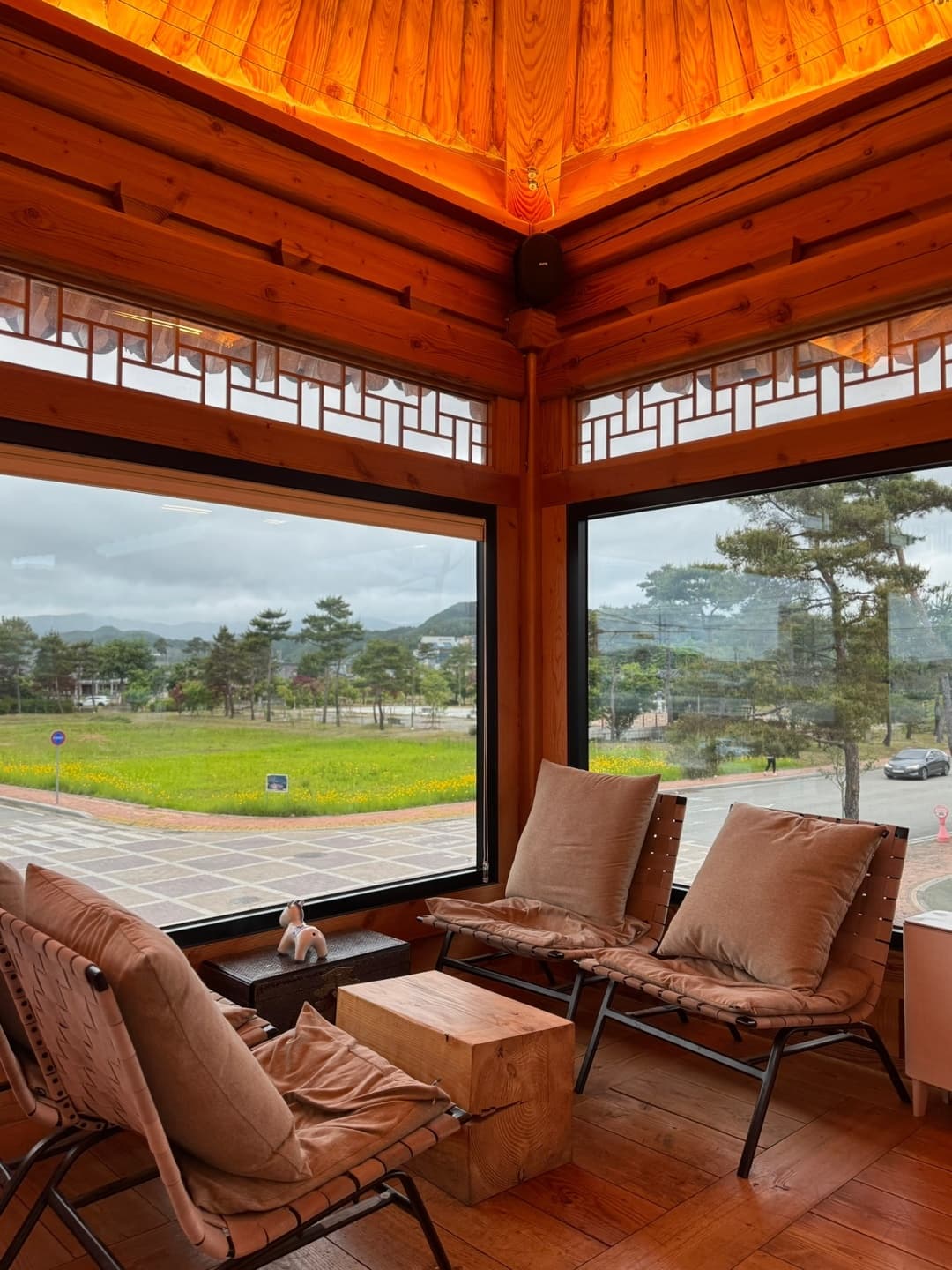 따뜻한 섬 온도 이층 의자와 테이블 모습