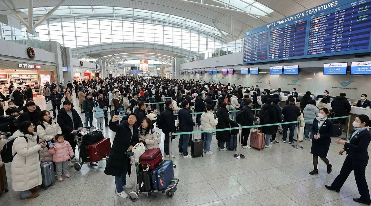 2026년 구정 연휴 인천공항 출국장 인파 - 72만 명 출국 열기