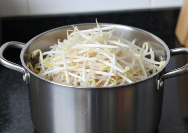 냄비에 손질된 숙주나물이 담겨 있다.