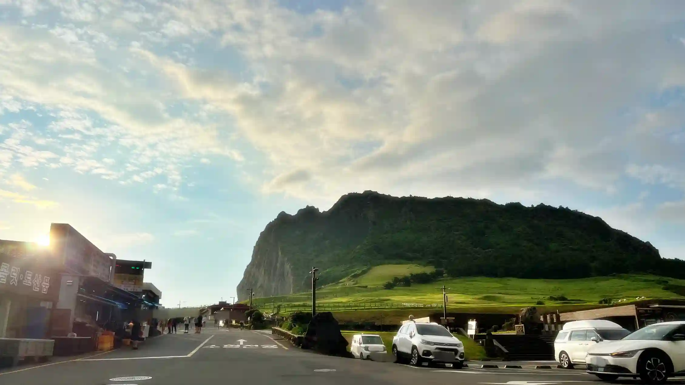 스타벅스 매장 앞에서 바라본 성산 일출봉 입니다.