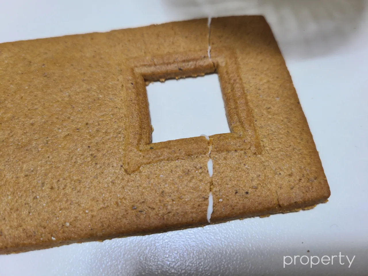 깨진-과자를-화이트초콜릿으로붙인것