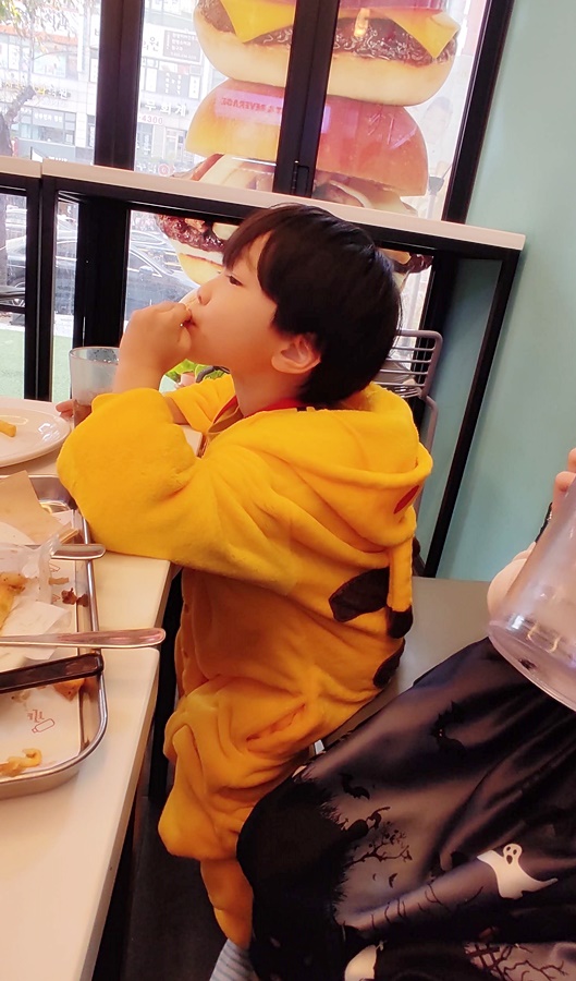 피카추옷을입고 감자튀김먹는 쿠웅이