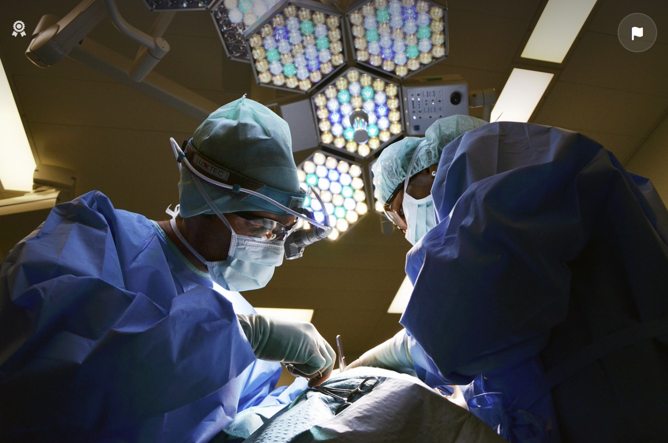 성형 수술 중인 의사