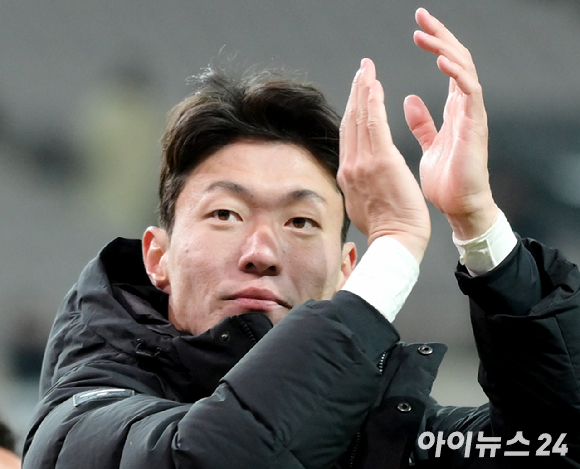 지난해 2월 25일 오후 서울월드컵경기장에서 하나원큐 K리그1 2023시즌 개막전 FC서울 대 인천유나이티드 FC의 경기가 펼쳐졌다. 2-1로 서울이 승리한 가운데 황의조가 팬들에게 인사하고 있다. [사진=정소희 기자]
