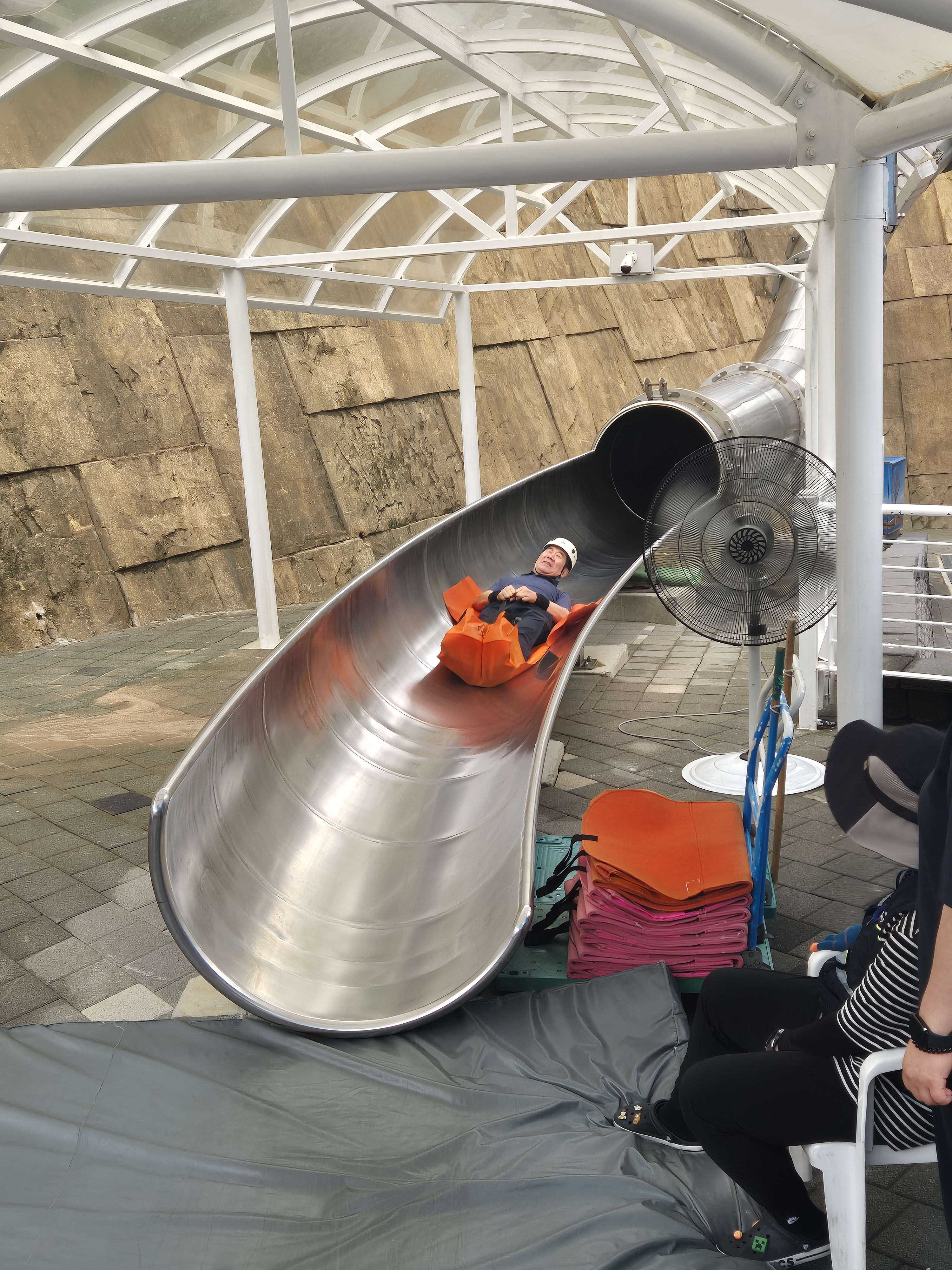 자이언트 슬라이드를 타고 내려오는 모습