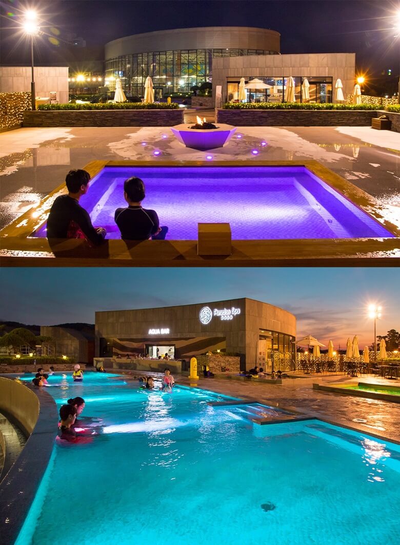 위쪽사진은 야외 스파장으로 가족규모 크기로 남여 한쌍이 야경을 배경으로 스파장에 몸을 담그고 앉아서 이야기를 나누는 뒷모습이며 아래쪽사진은 야경을 배경으로 온천 대욕장에서 여러 커플 및 가족과 아이들이 길고 규모가 큰 야외 온천장에서 즐겁게 놀고 있는 모습