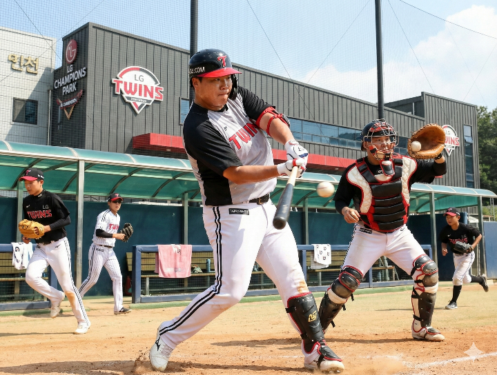 이천 LG 챔피언스파크에서 땀 흘리며 훈련 중인 김범석, 이주헌 등 신인급 선수들의 모습