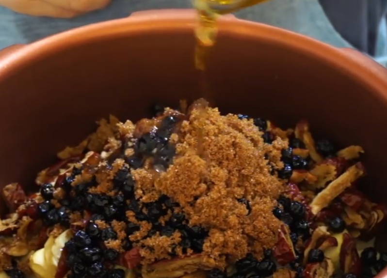 한국의 떡 종류 약밥-참기름 넣기