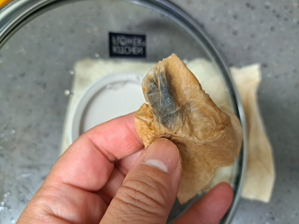 연마제가 묻어서 지저분해 진 키친타올