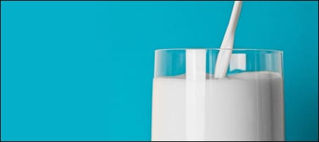 우유를 따르는 모습