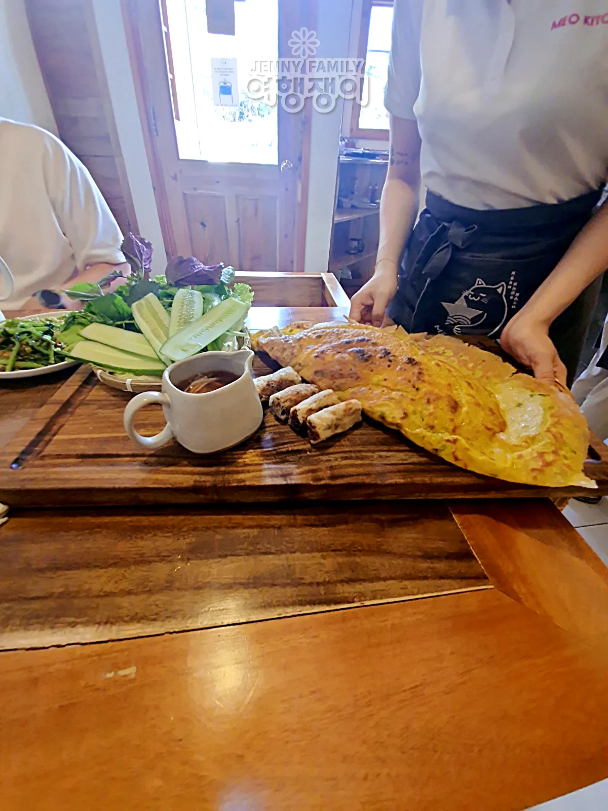 주문한-반쎄오-손뚜껑-반만한-크기의-먹음직-스러워보임