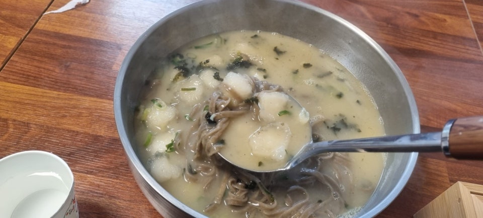 감자 옹심이 칼국수 한숟가락