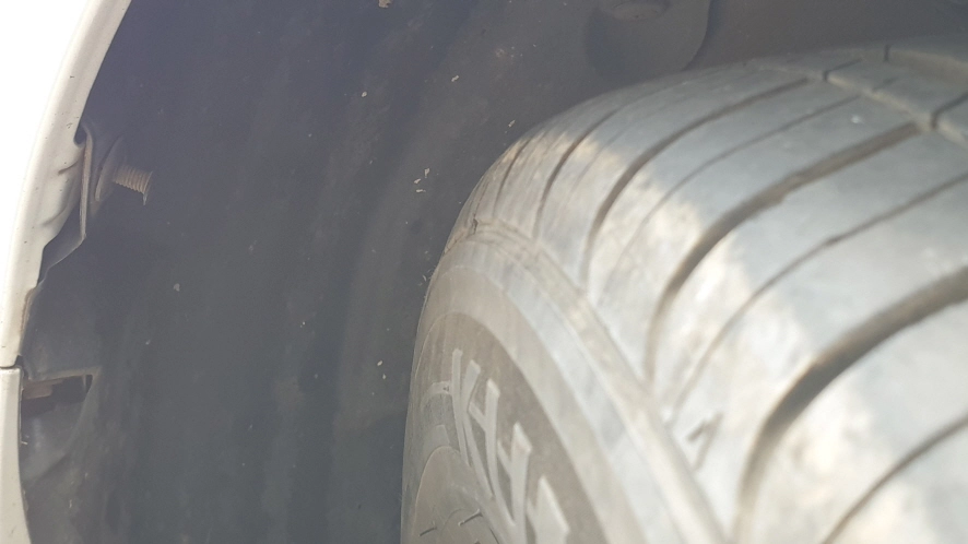 휠하우스 고정 부품 끼운 모습