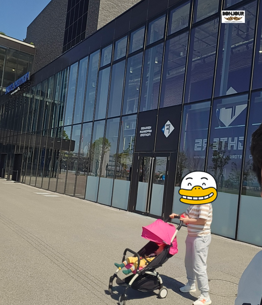 니혼햄파이터즈 굿즈샵 입구 앞 기념촬영