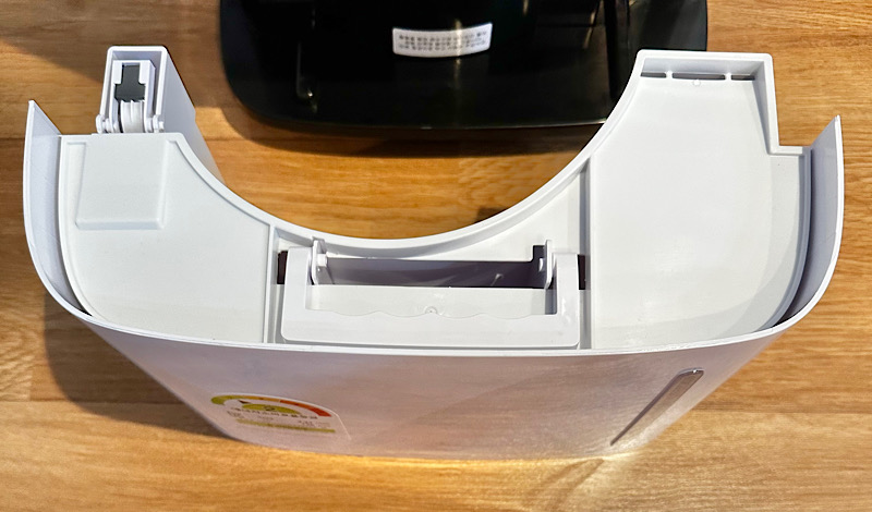 캐리어 클라윈드 제습기 본체에서 물통을 분리한 후 물통만 확대한 모습