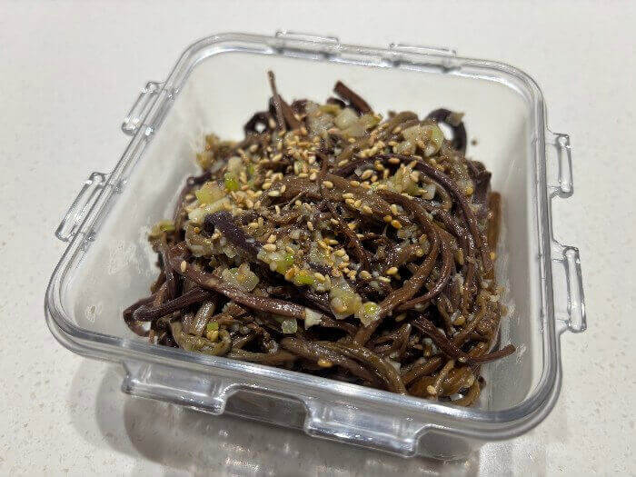 반찬통에 담기 고사리나물볶음