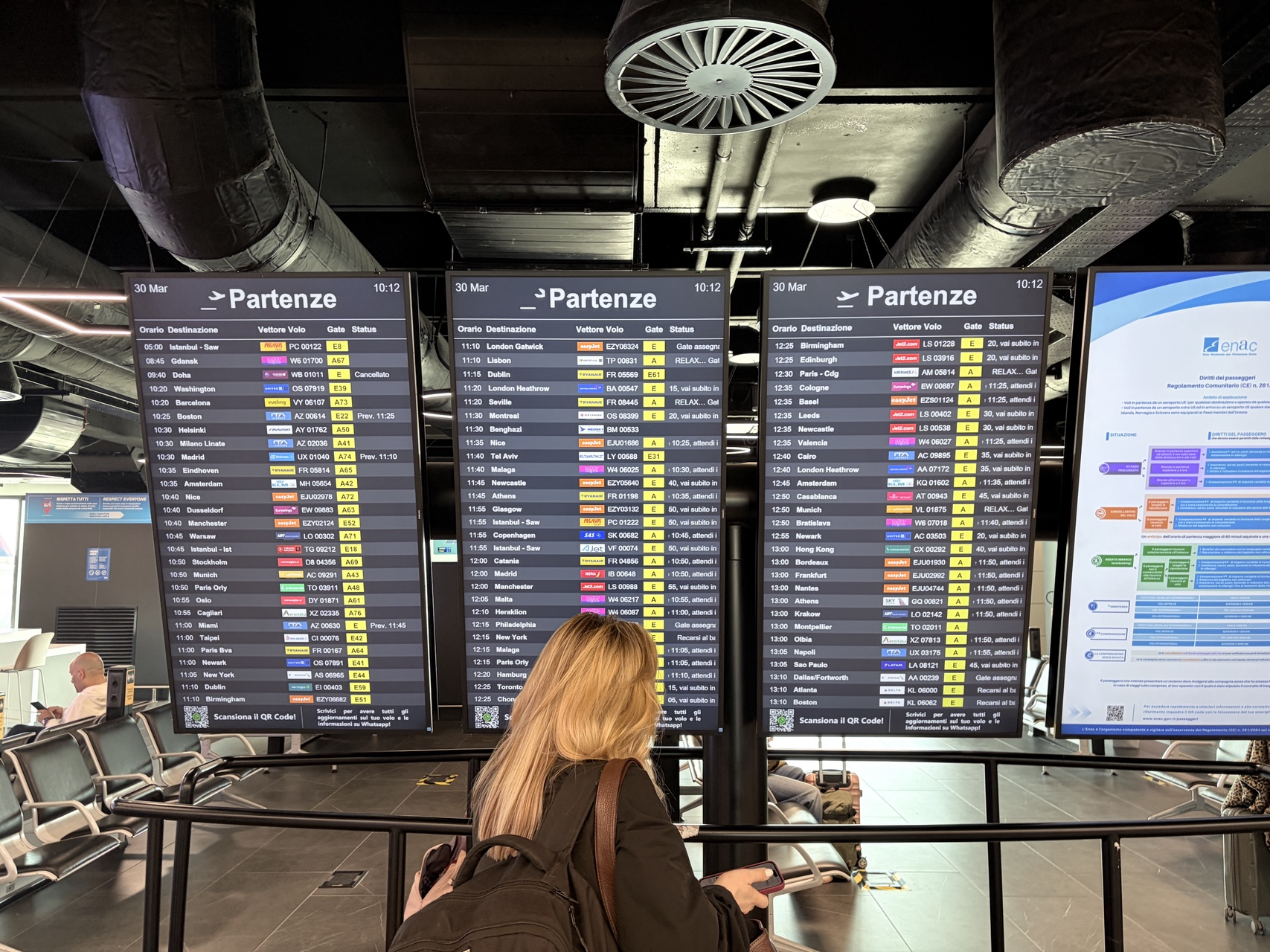 로마-피우미치노-공항-전광판