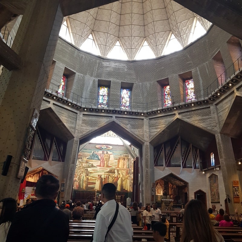 백합꽃을 형상화한 성당 중앙 지붕