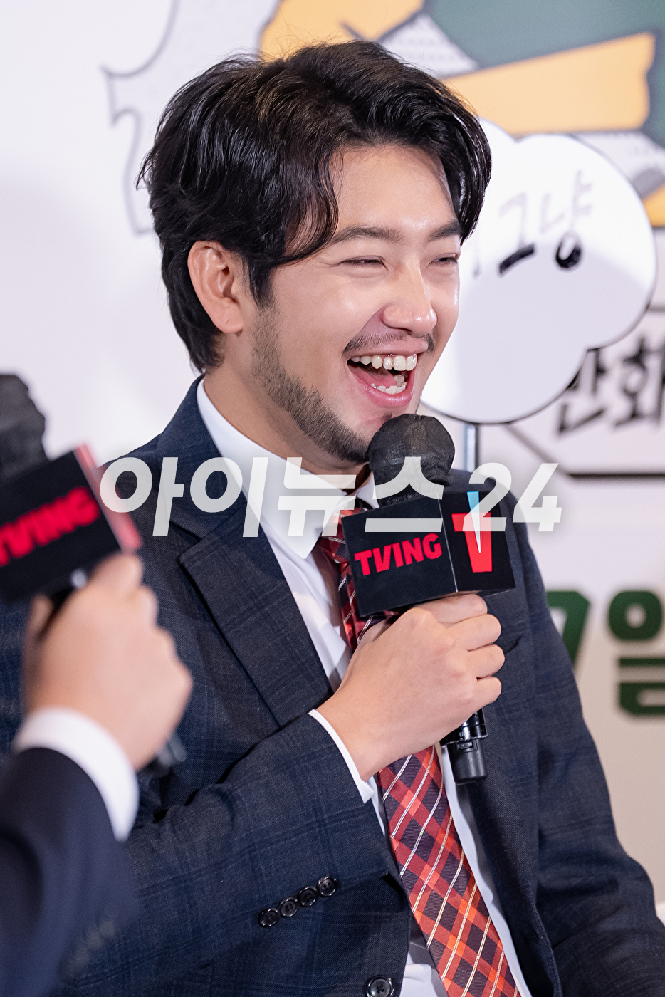 만화가 이말년이 27일 온라인으로 진행된 티빙 오리지널 예능 '만찢남' 제작발표회에 참석해 포즈를 취하고 있다. [사진=티빙]