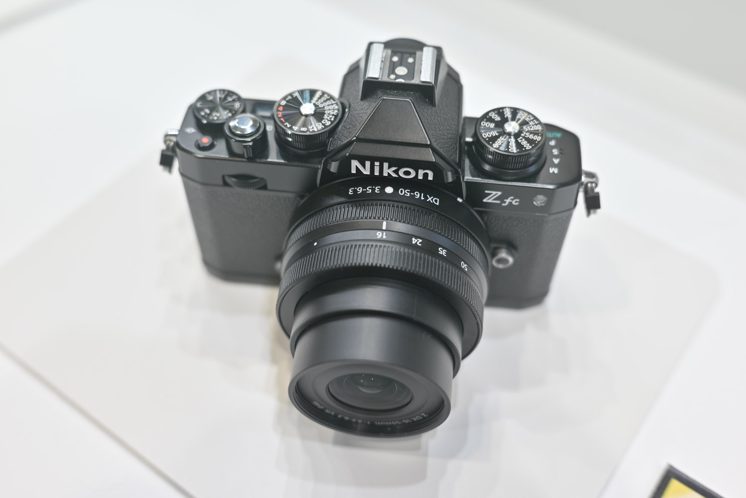 2025 코바에서 본 니콘 부스의 레드 카메라와 MRMC