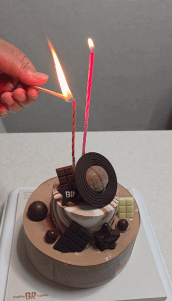 아이스크림 케이크 생일 촛불 켜는 모습