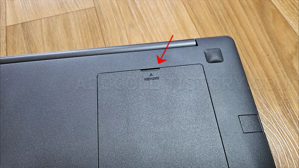 메모리 슬롯 도어