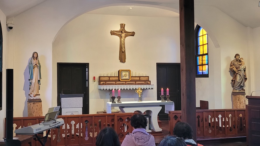 부여 금사리성당 성전 안 제대, 제단, 감실, 십자고상, 성모상, 요셉 성인 상 사진
