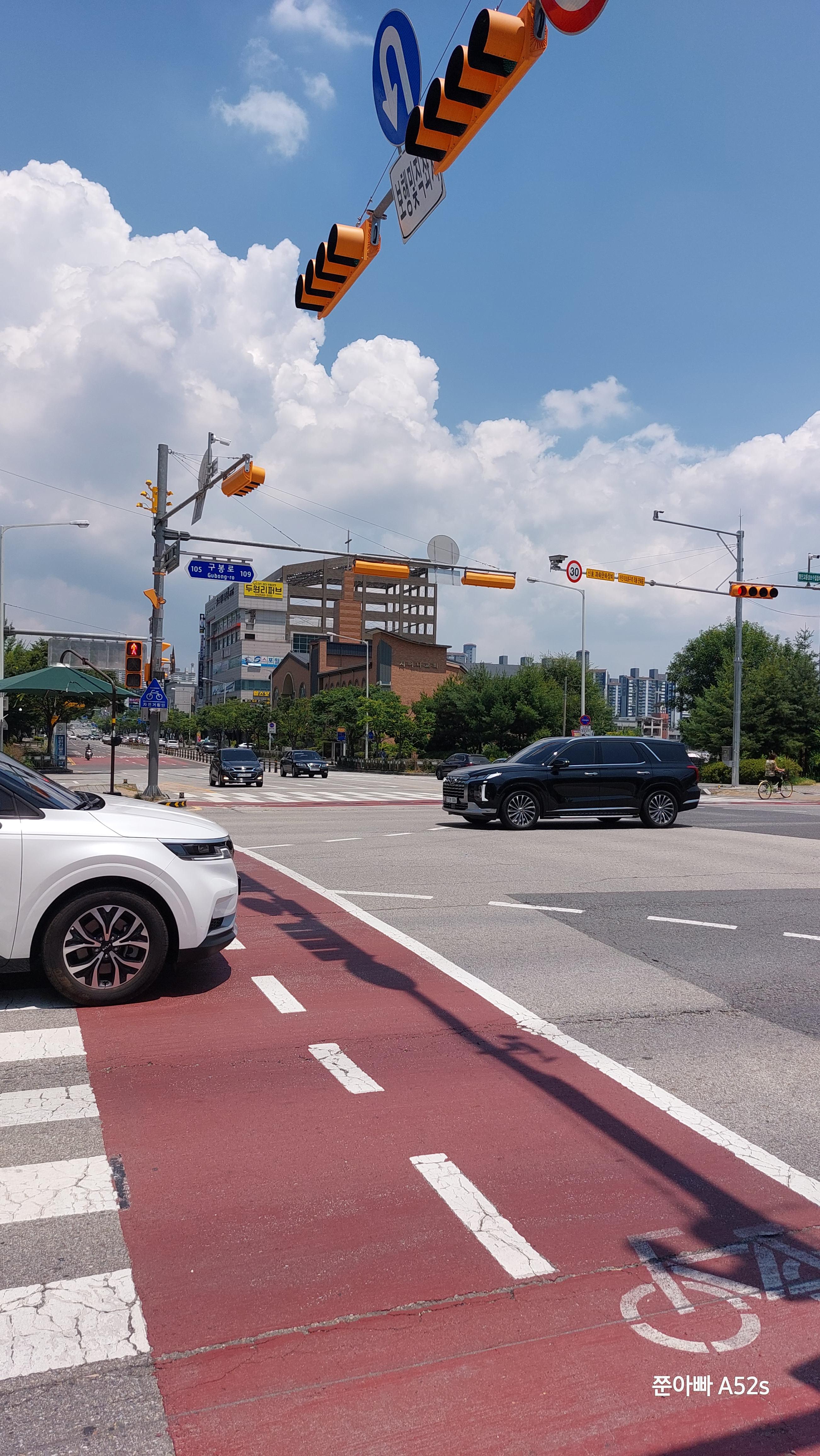 2023년 6월 14일 관저동 마치거리앞 4거리 횡단보도에서 사진 한방!