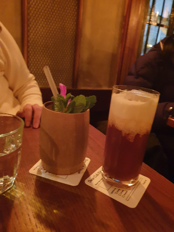 긴 컵과 긴 유리컵에 담긴 칵테일 2 개