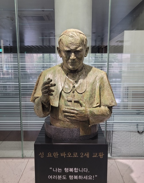 위 사진은 서울 논현동성당 안에 있는 성 요한 바오로 2세 교황 흉상입니다.