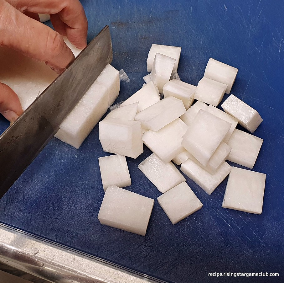 소고기 탕국에 들어갈 무를 큐빅 모양으로 잘라놓은 사진